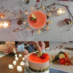テーブルにデコレートされた苺のムースやお料理・作業風景