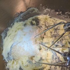 ボウルに練ったバターと砂糖が入りハンドミキサーで混ぜています。